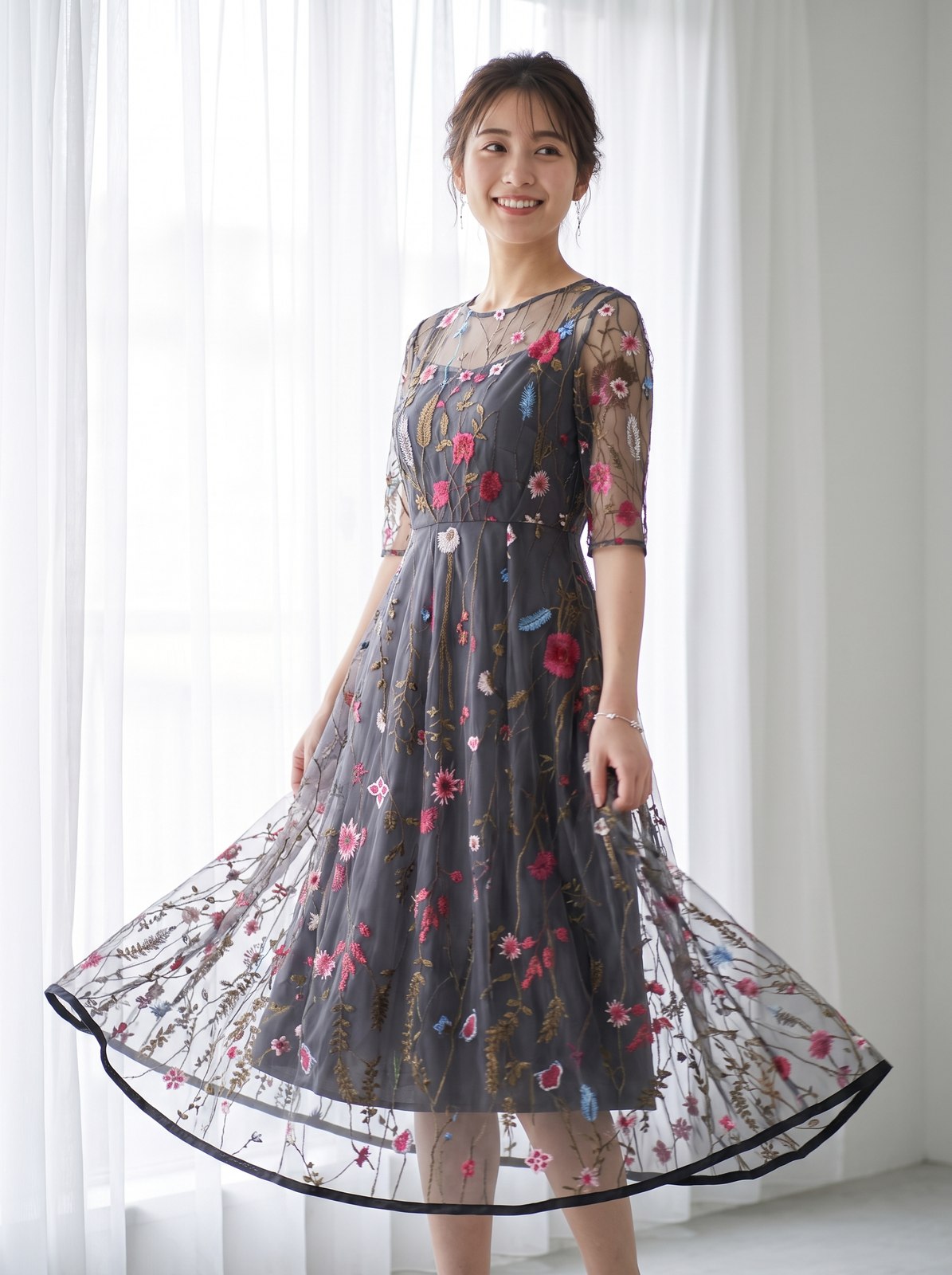 大人にもぴったりのロマンティックなワンピース(ホワイト・グレー系・Mサイズ)| 名古屋のレンタルドレス24DRESS