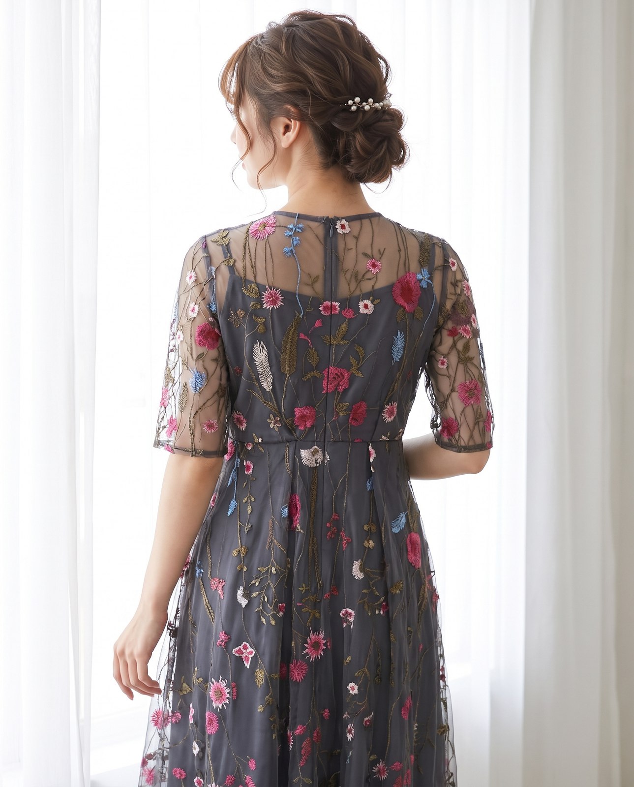 大人にもぴったりのロマンティックなワンピース（ホワイト・グレー系・Mサイズ）| 名古屋のレンタルドレス24DRESS 写真2