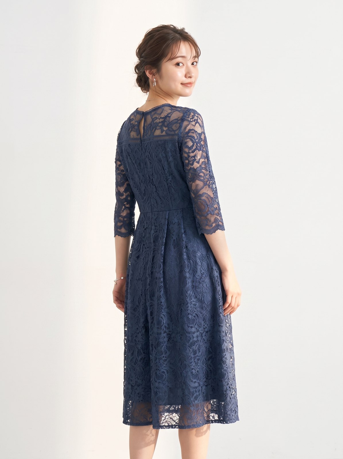 華やかでリッチな総レースワンピースドレス（ネイビー・ブルー系・Mサイズ）| 名古屋のレンタルドレス24DRESS