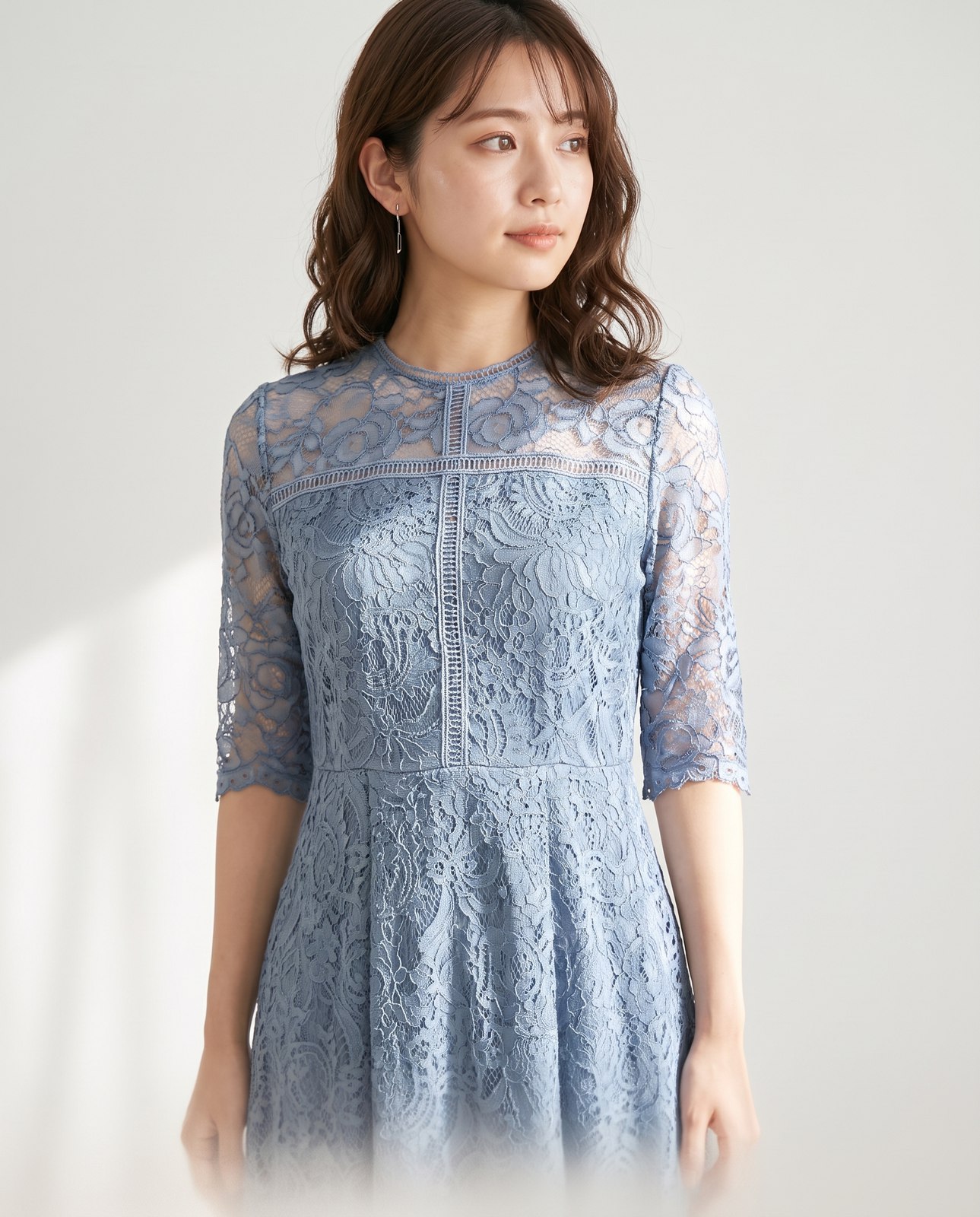 華やかでリッチな総レースワンピースドレス（ネイビー・ブルー系・Mサイズ）| 名古屋のレンタルドレス24DRESS 写真2