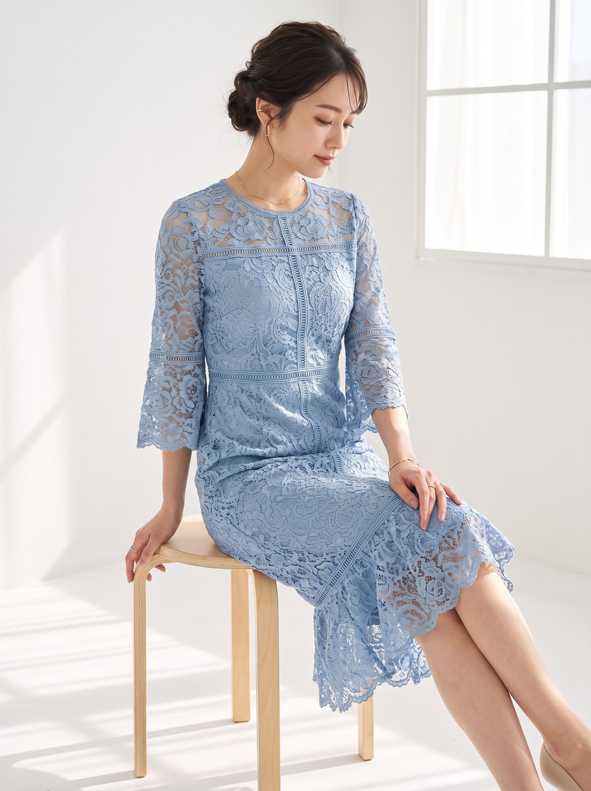 華やかでリッチな総レースワンピースドレス(ネイビー・ブルー系・Sサイズ)| 名古屋のレンタルドレス24DRESS