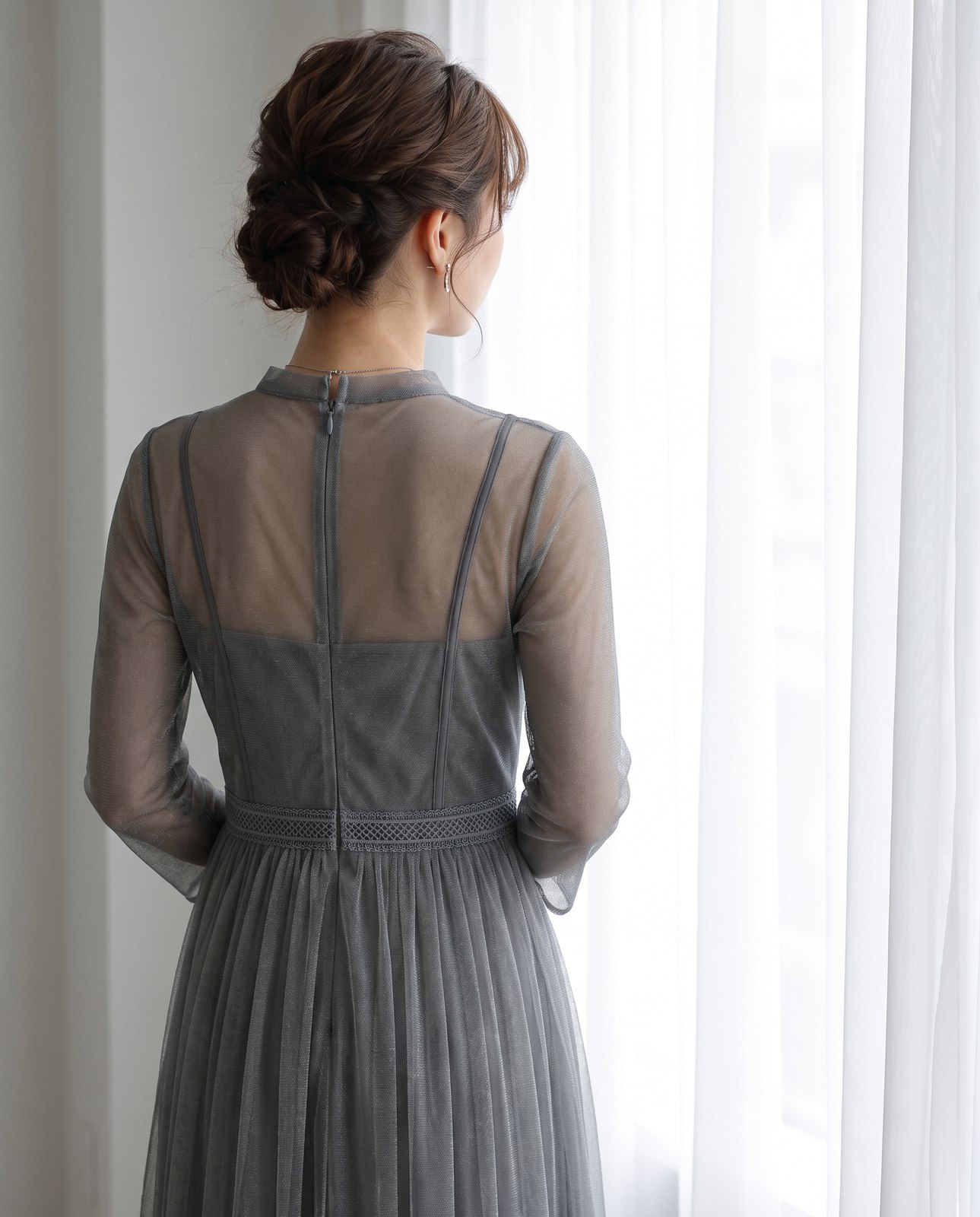 シアー プリーツフレアワンピース（ホワイト・グレー系・Mサイズ）| 名古屋のレンタルドレス24DRESS 写真2