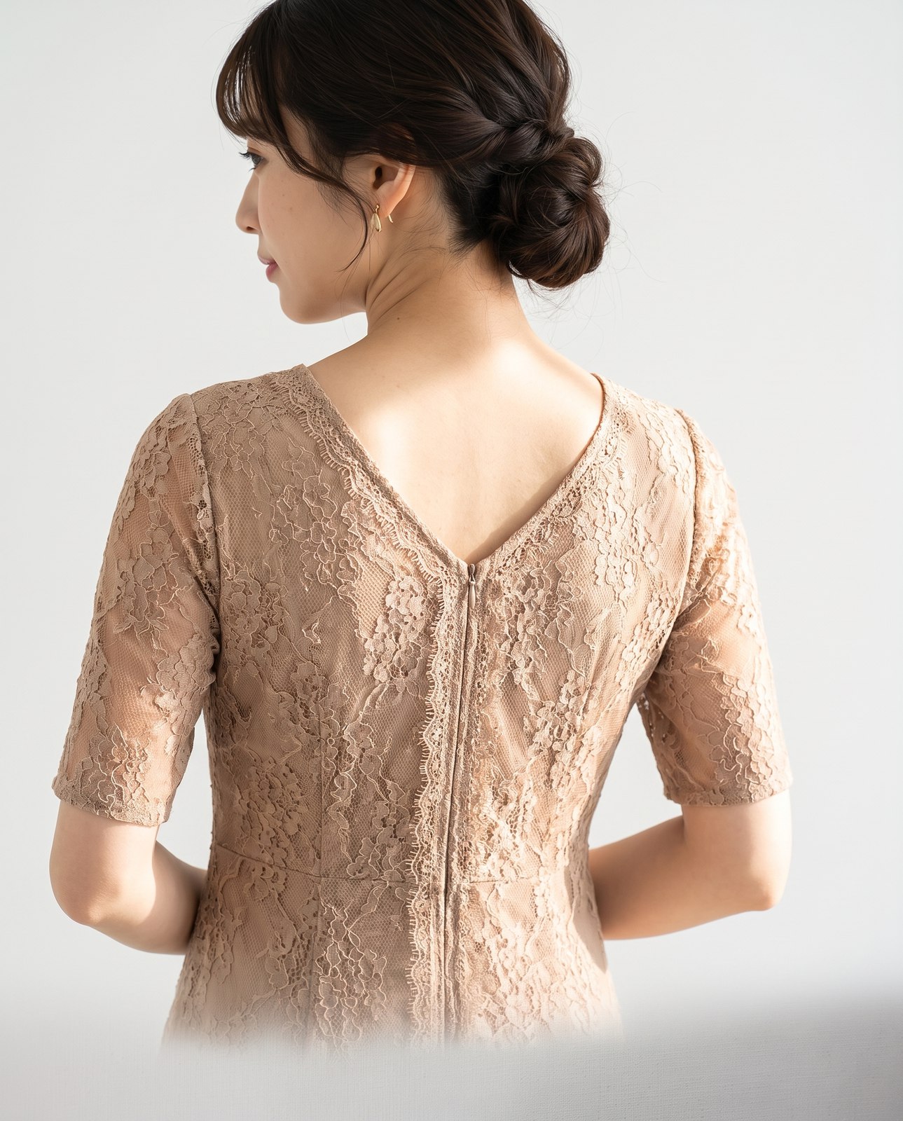 総レース フレアパーティードレス（ブラウン・ベージュ系・Mサイズ）| 名古屋のレンタルドレス24DRESS 写真2