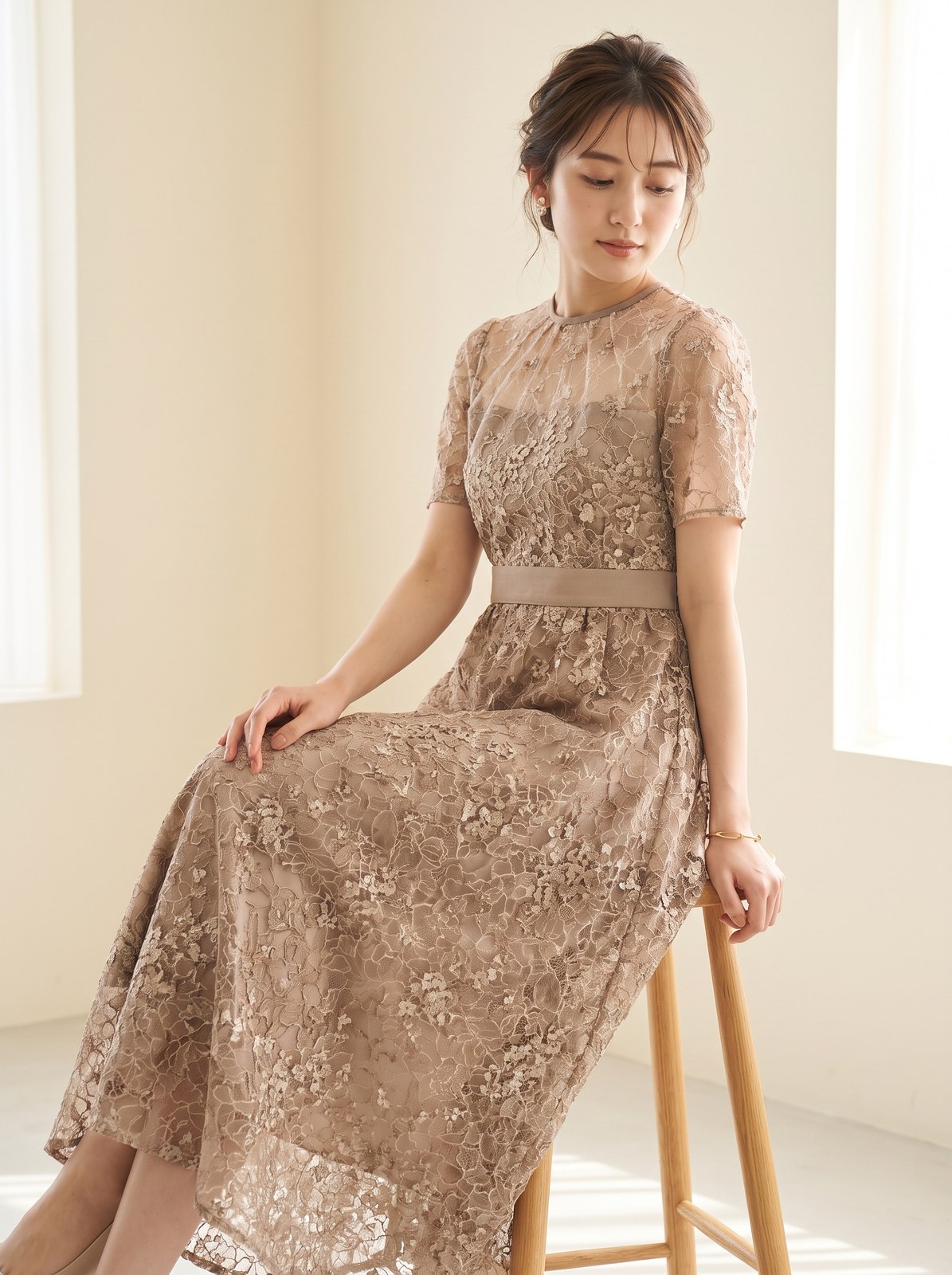 レースの美しさが際立つバックデザインドレス(ブラウン・ベージュ系・Mサイズ)| 名古屋のレンタルドレス24DRESS