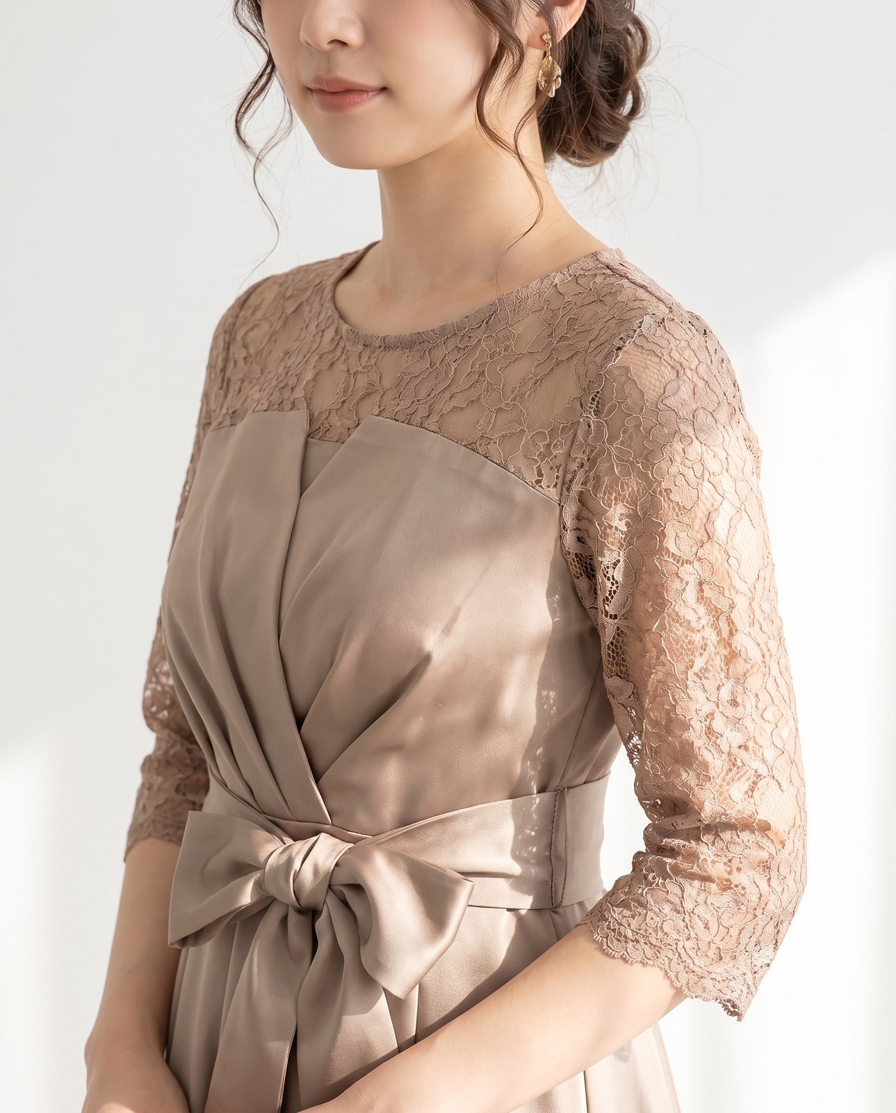 サテン調 レーススリーブパーティードレス（ブラウン・ベージュ系・Mサイズ）| 名古屋のレンタルドレス24DRESS 写真2
