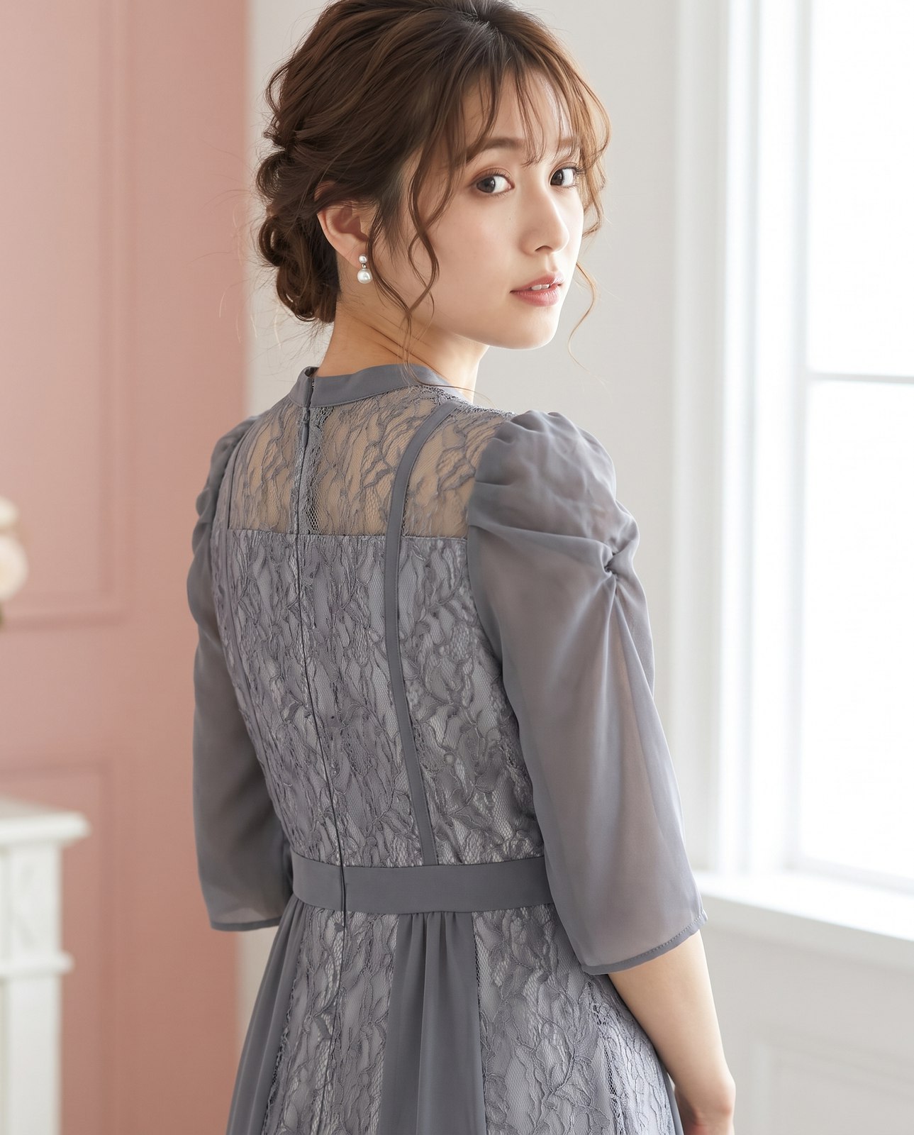シフォン切り替えレースドレス（ホワイト・グレー系・Sサイズ）| 名古屋のレンタルドレス24DRESS 写真2