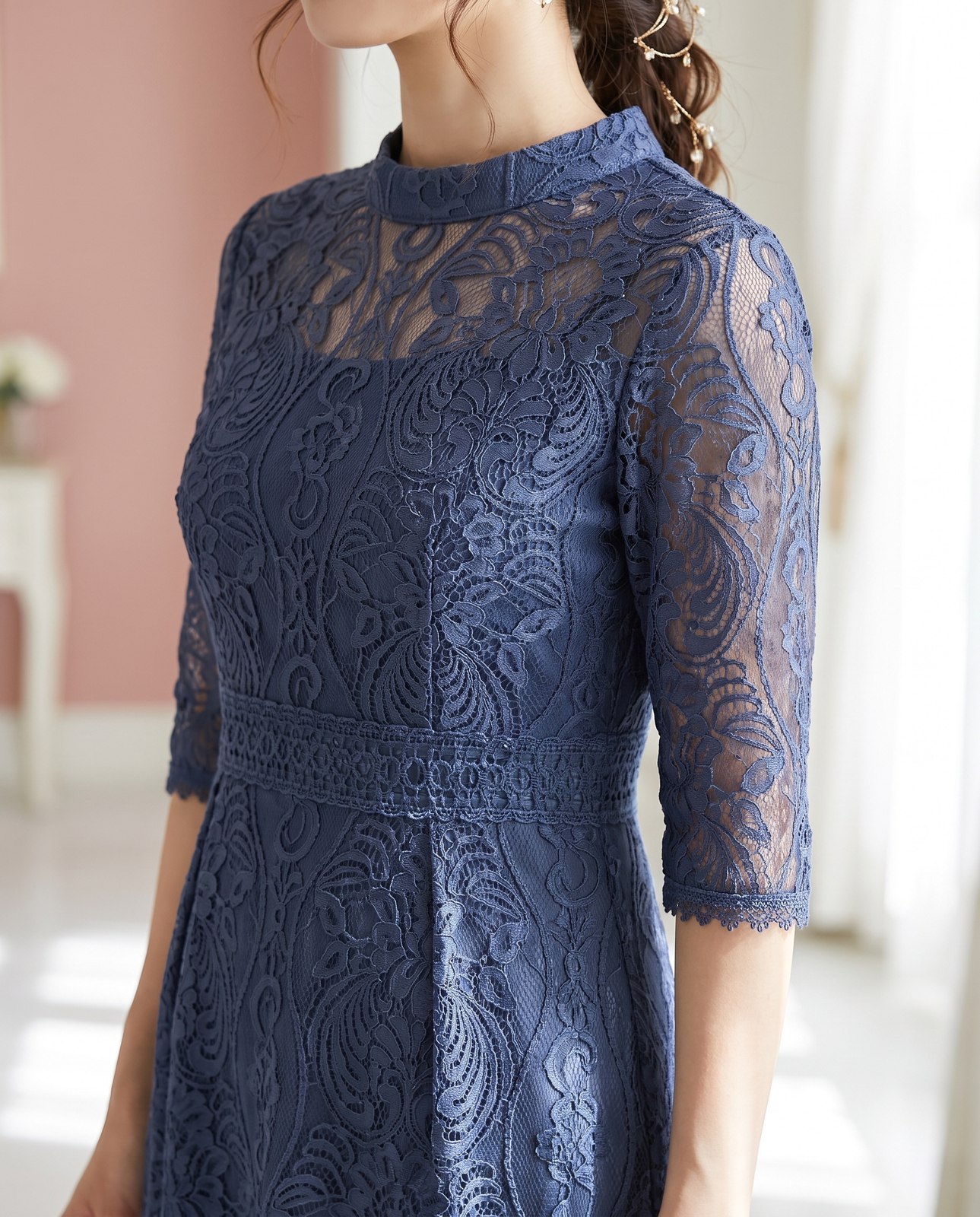スタンドカラーパネル刺繍レースドレス（ネイビー・ブルー系・Sサイズ）| 名古屋のレンタルドレス24DRESS 写真2