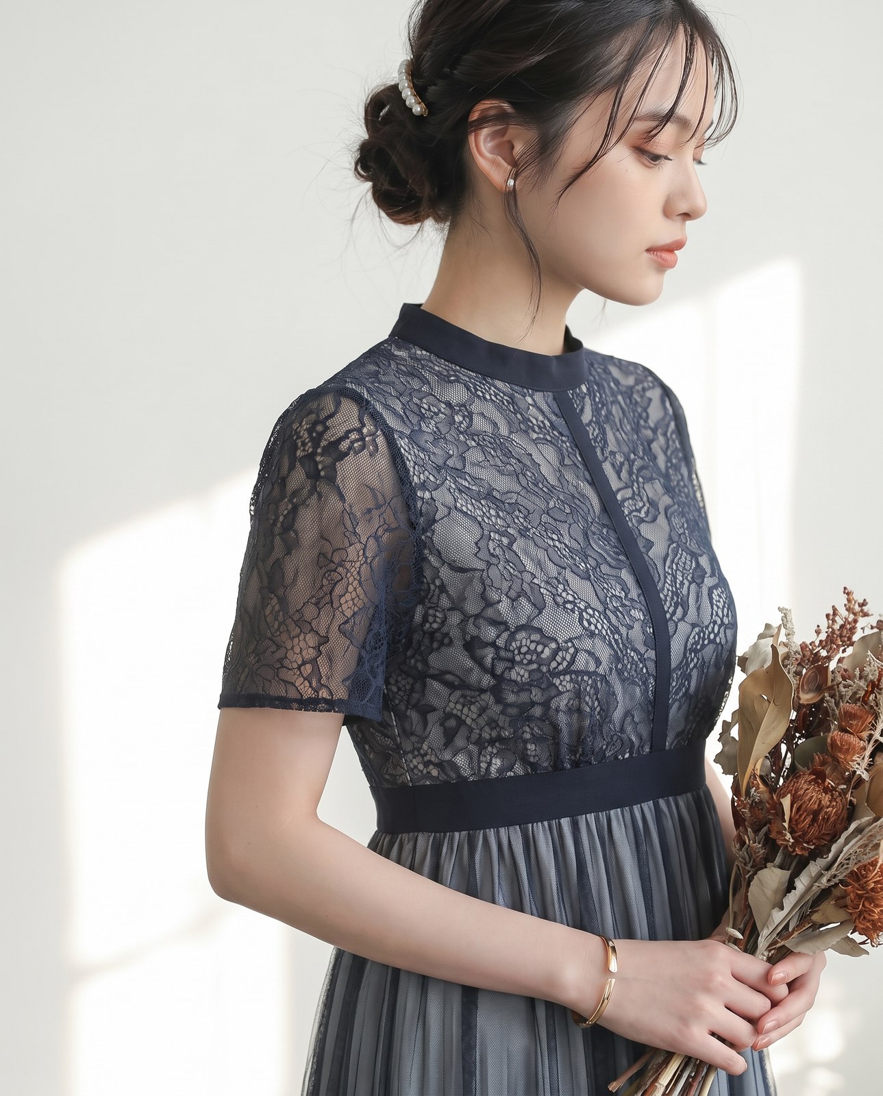 レース切り替えチュールプリーツ ミディドレス（ネイビー・ブルー系・Lサイズ）| 名古屋のレンタルドレス24DRESS 写真2