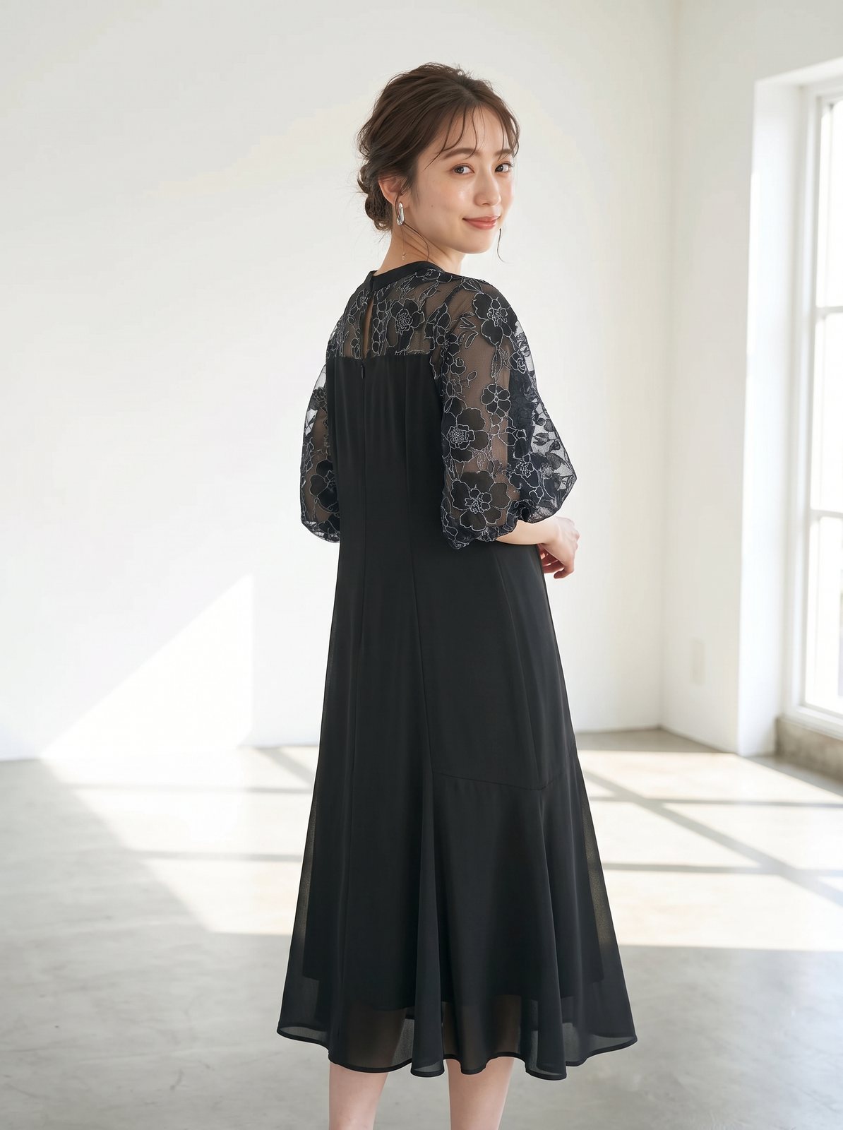 フラワーモチーフ シアースリーブドレス(黒(ブラック)・Mサイズ)| 名古屋のレンタルドレス24DRESS