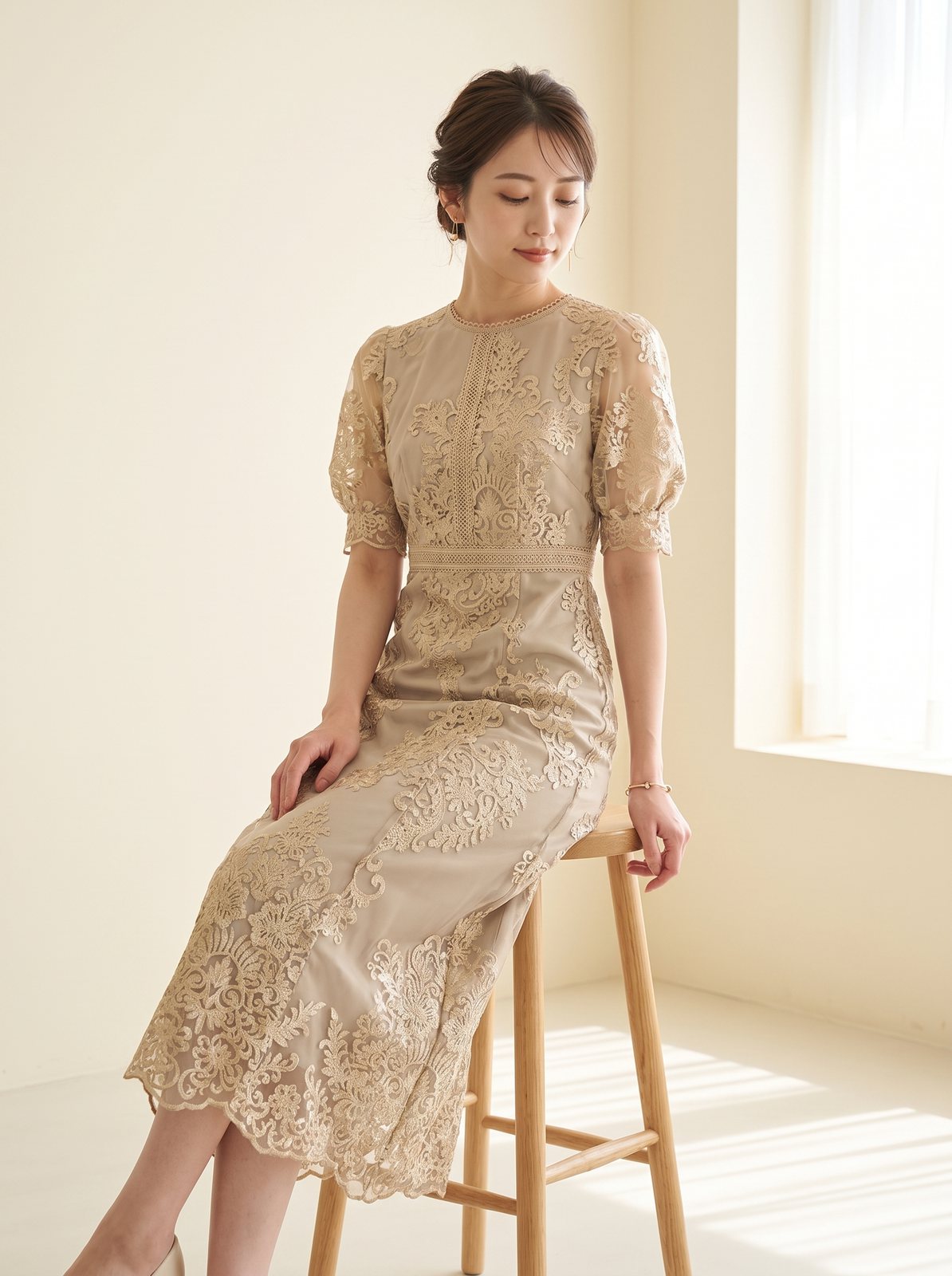 刺繍風レース Iラインドレス（ブラウン・ベージュ系・Mサイズ）| 名古屋のレンタルドレス24DRESS