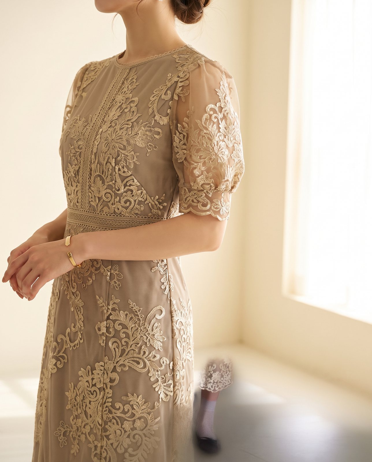 刺繍風レース Iラインドレス（ブラウン・ベージュ系・Mサイズ）| 名古屋のレンタルドレス24DRESS 写真2
