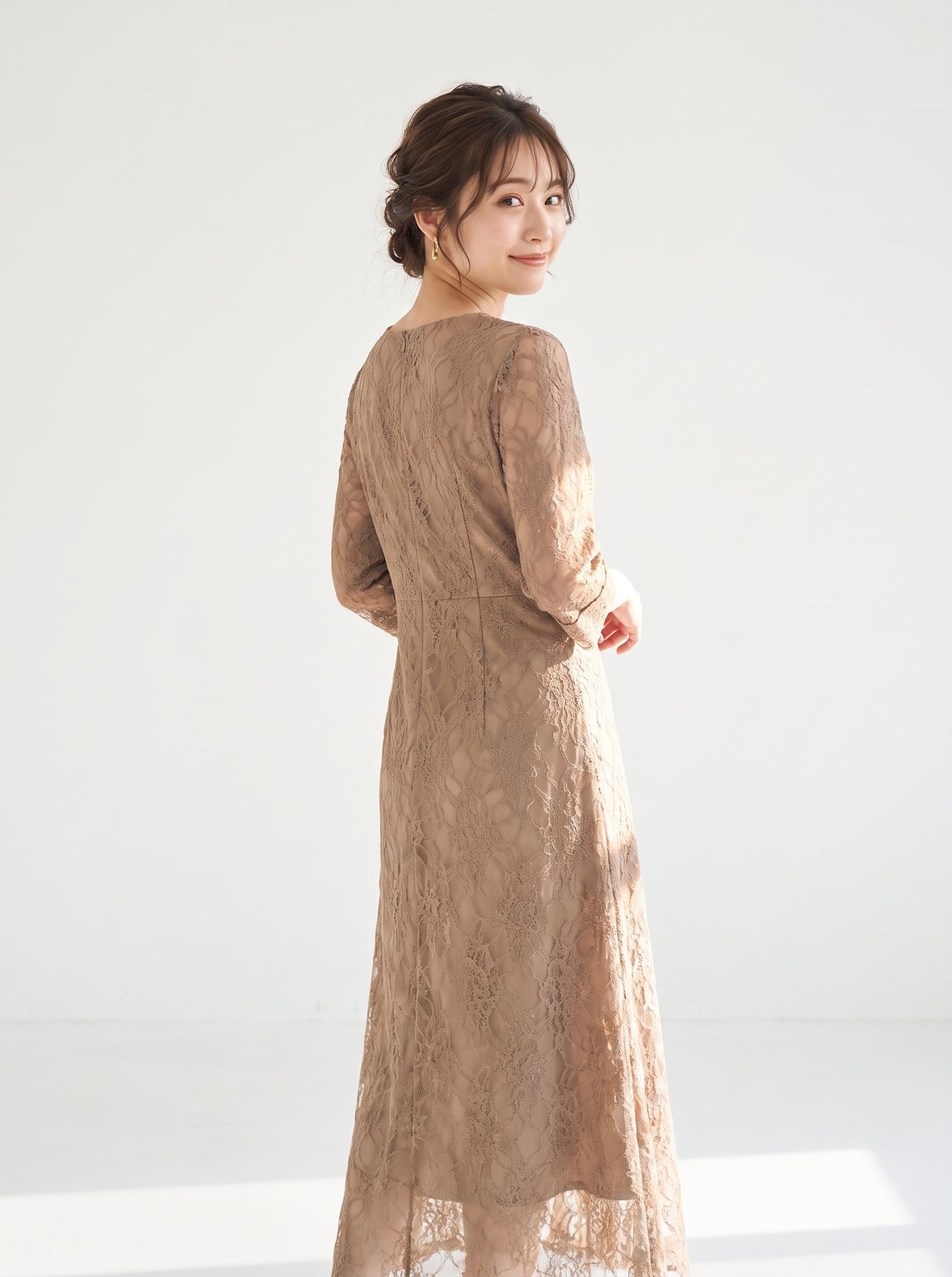 総レース 長袖Aラインドレス（ブラウン・ベージュ系・Mサイズ）| 名古屋のレンタルドレス24DRESS